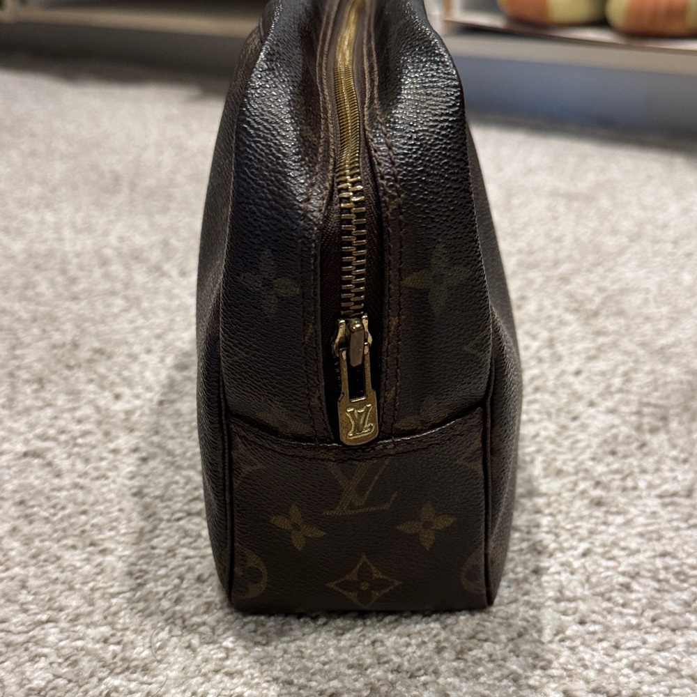 Louis Vuitton Monogram Toiletry 28 Pouch - Picture 2 of 11